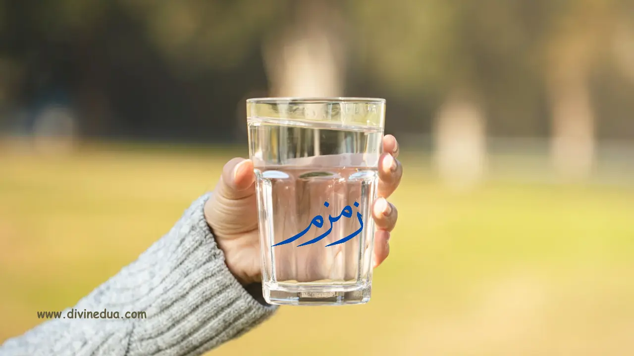 Pilgrims performing Sa'i between Safa and Marwah while reciting duas for Umrah.