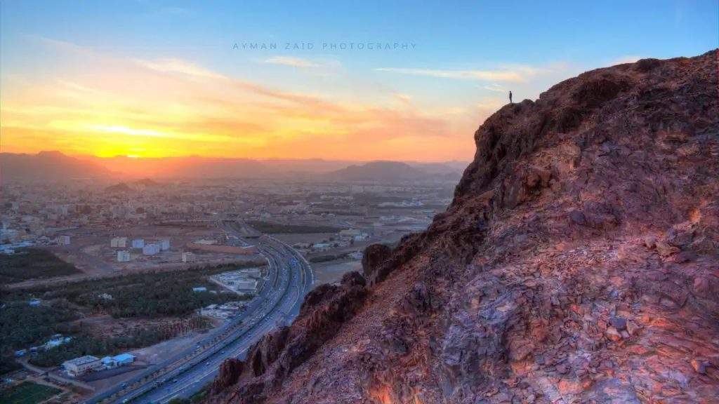 Panoramic view of Mount Uhud in Madinah, a significant historical and spiritual site for Muslims