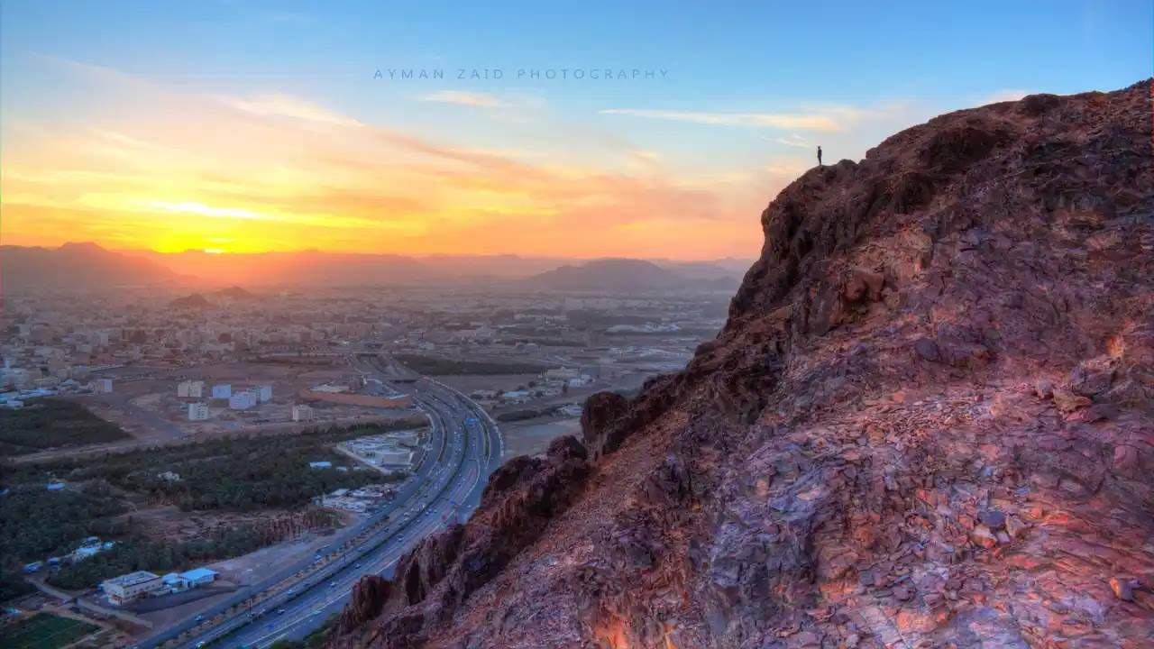 Panoramic view of Mount Uhud in Madinah, a significant historical and spiritual site for Muslims