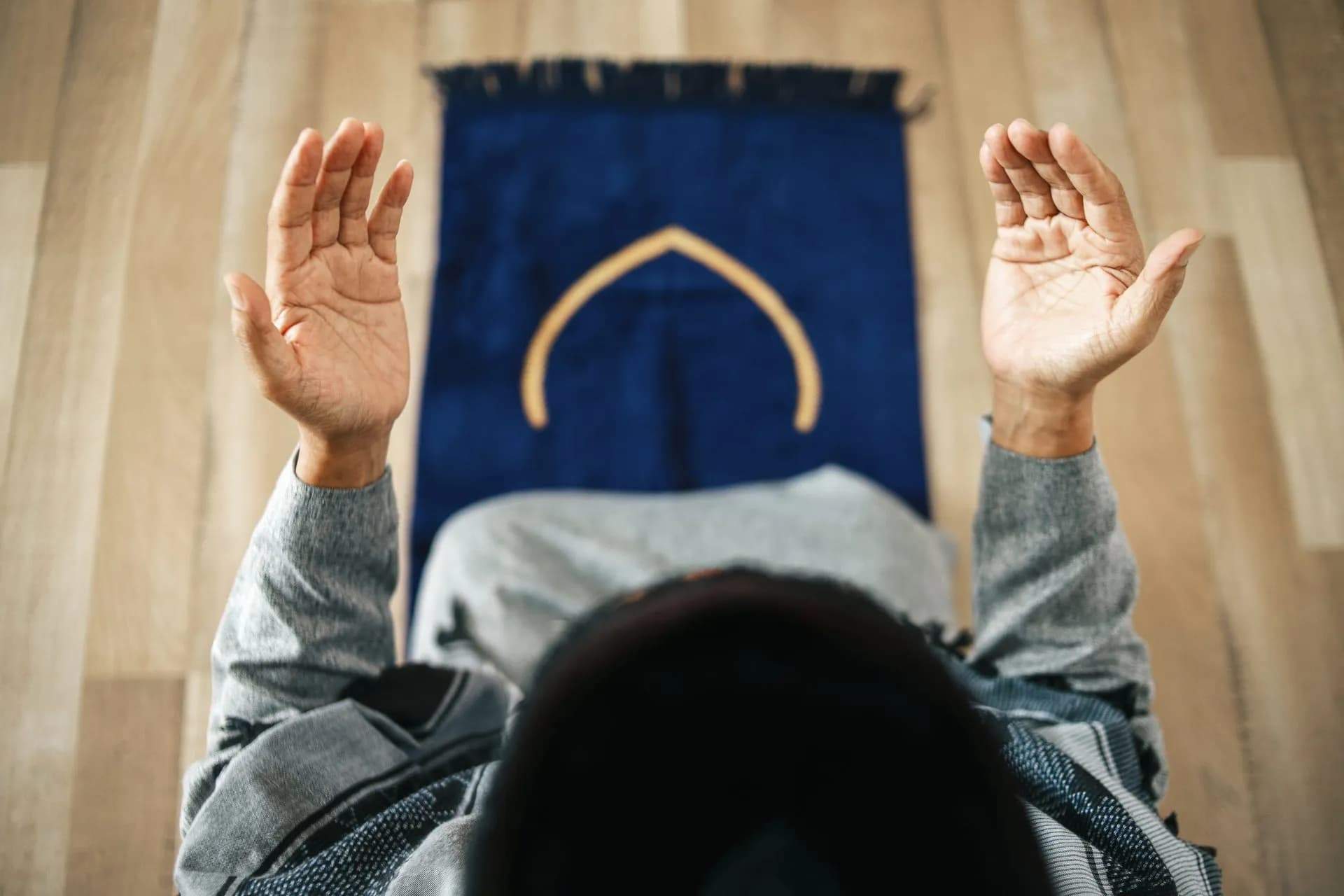A person in prayer demonstrating inner calm and humility while overcoming the feeling of being distant from Allah